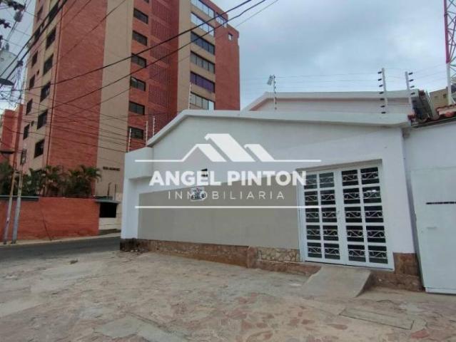 Local en Alquiler en Maracaibo La Lago, CALLE 74, Zulia 300 m2. 2 hab