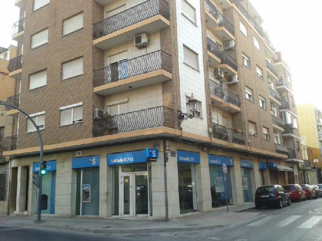Local en Av Corts valencianes