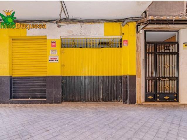 Local en Camino de Ronda con posibilidad de cambio de uso a vivienda