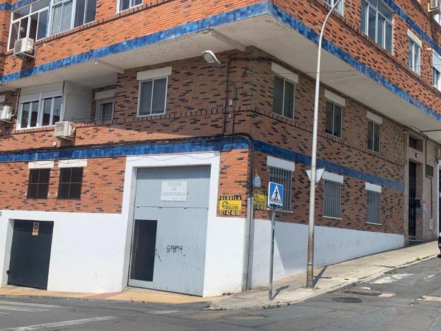 LOCAL EN CALLE MANUEL REVILLA CASTAN ESQUINA CON CALLE JERTE