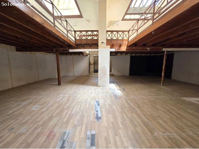 Local en Castellón, entre calle Enmedio y Plaza Mª Agustina. 300 m2 de planta baja