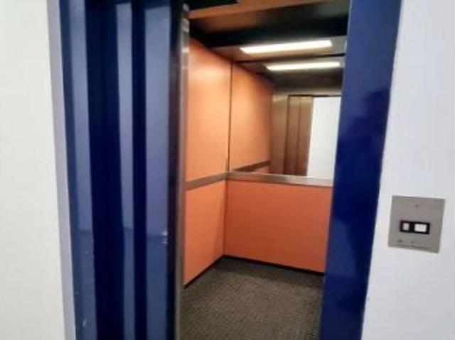 Local en edificio de oficinas, Santander
