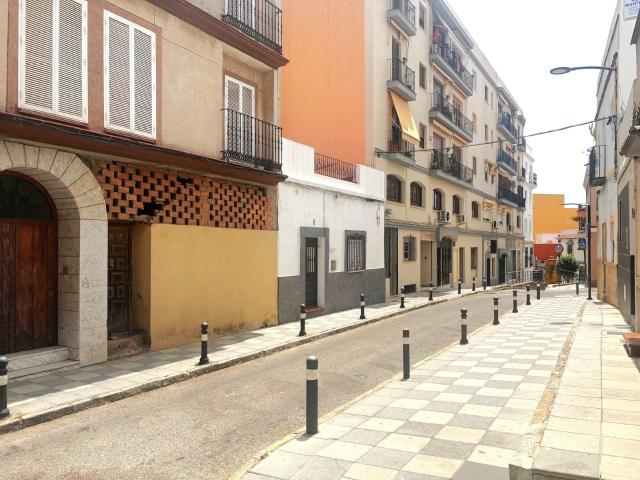 LOCAL EN EL CENTRO DE 60 M2+planta superior 30 40 m2