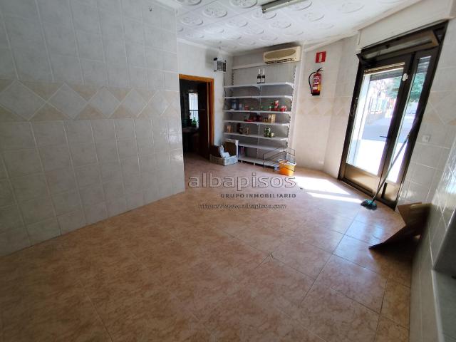 Local en esquina con posibilidad de convertir en vivienda con garaje | 74 m2 | El Pilar