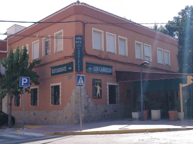 LOCAL EN ESQUINA HABILITADO COMO NEGOCIO DE HOSTELERIA