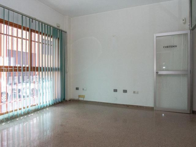Local en esquina, próximo al Centro de Salud de Acacias – Elda | 57 m2