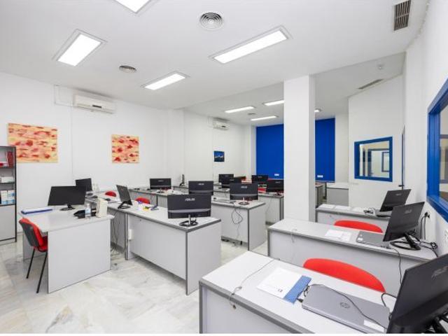 Local en funcionamiento de 231 m2 junto a la estación AVE de Granada