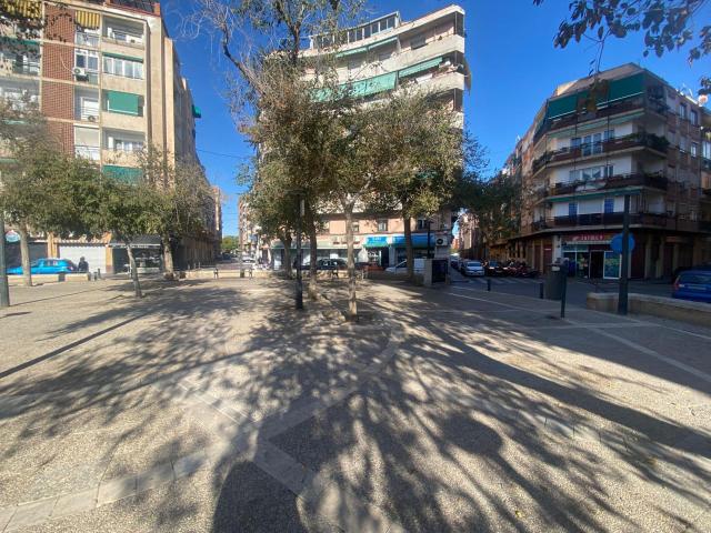 ¡ LOCAL EN INMEJORABLE UBICACIÓN, ESQUINADO Y LUMINOSO !