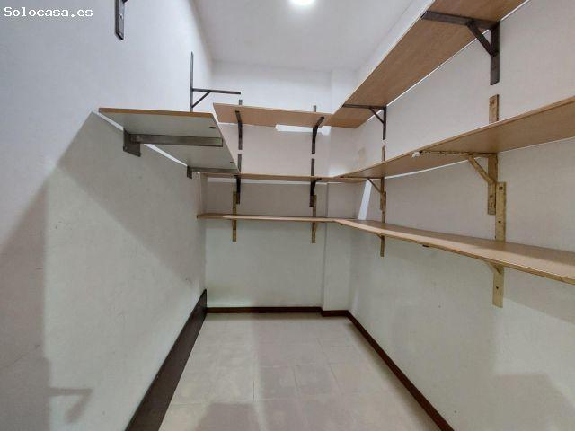 Local en Playa, con 111 m2 construidos, 103 m2 útiles, 3 estancias, buen estado, exterior, a pie de