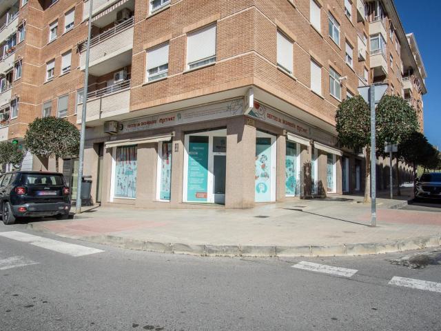 Local esquina en zona Campet Petrer en venta o como inversión