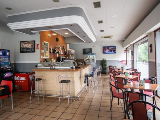 Local esquina zona avd. Alfonso XIII con licencia de apertura para bar o cafetería