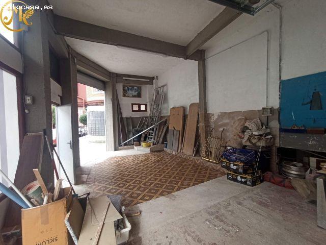 Local esquinero en Cisneros, actualmente con Vado, 2 puertas automáticas y 1 peatonal. Techos altos