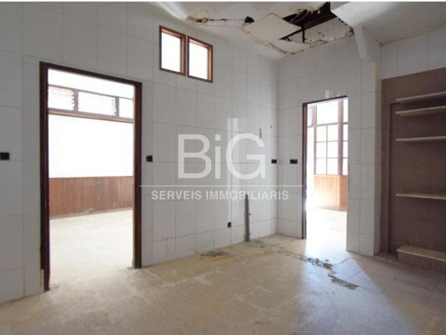 Local esquinero en planta baja de unos 135m2 útiles