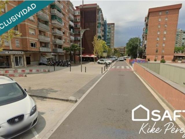 Local esquinero reformado en La Gavarra Cornellá