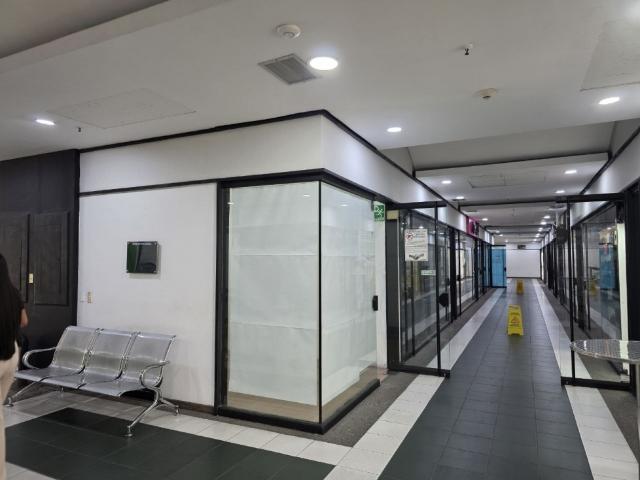 Local esquinero ubicado en mini centro doral en chacaito