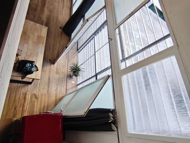 Local estudio Oficina Reformada completamente equipado y Lumínosa libre en alquiler en Sants Badal Les Corts parking intenet coworking metro y bus optima comunicacion privacidad y seguridad