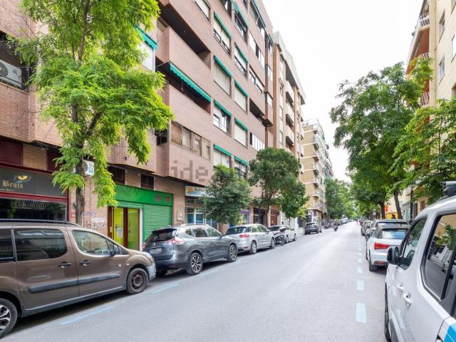 Local, Gran Capitán, Granada