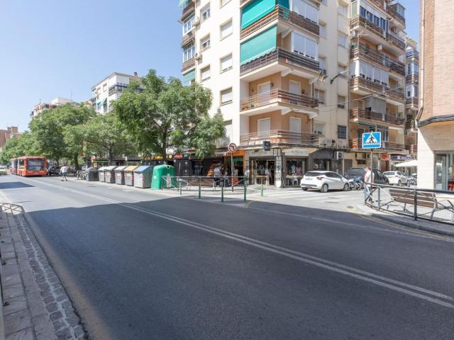 Local, Granada