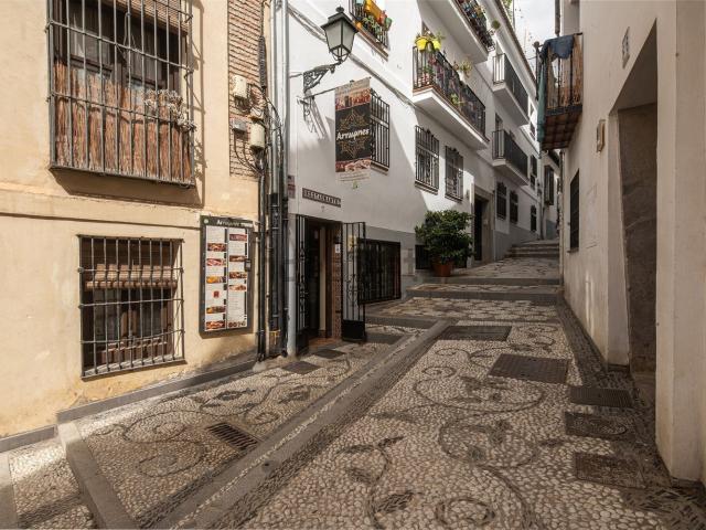 Local, Granada