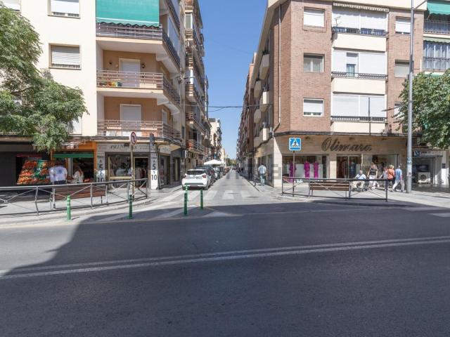 Local, Granada