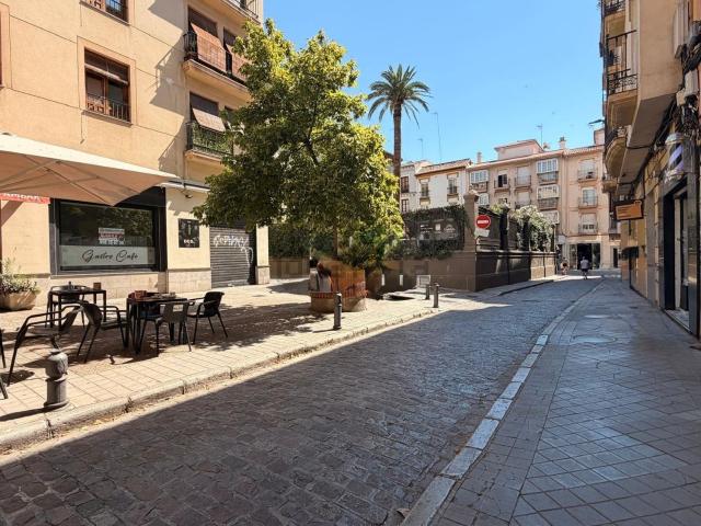 Local, Granada