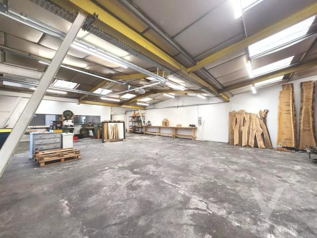 Local industriel d'environ 248 m²