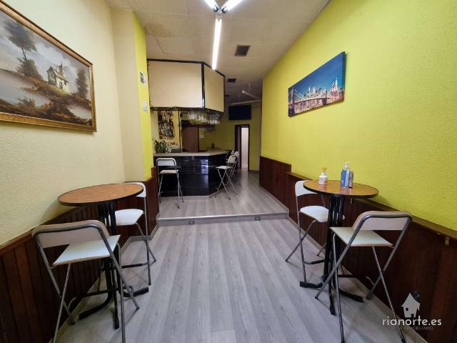 Local instalado como bar en venta en la zona de los juzgados