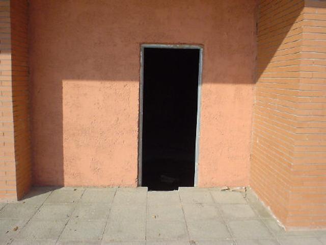LOCAL JUNTO JUNTO CAMPO DE LOS JUEGOS DEL MEDITERRANEO