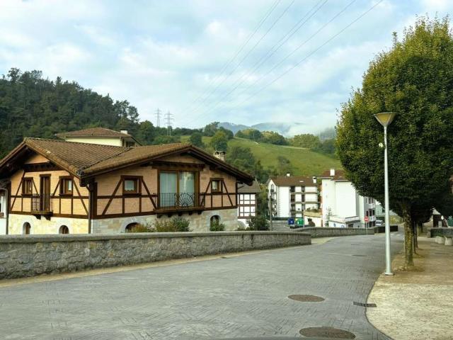 Local, Legorreta