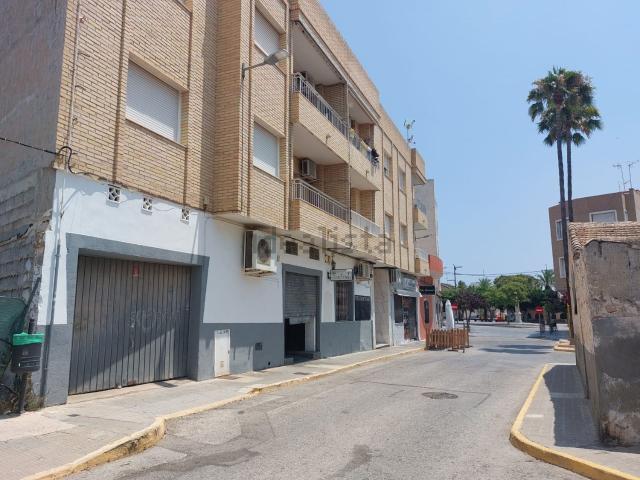 Local, Los Montesinos