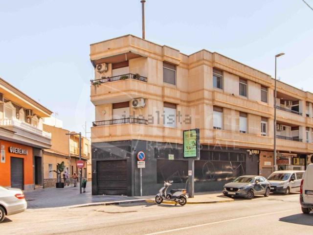 Local, Los Montesinos