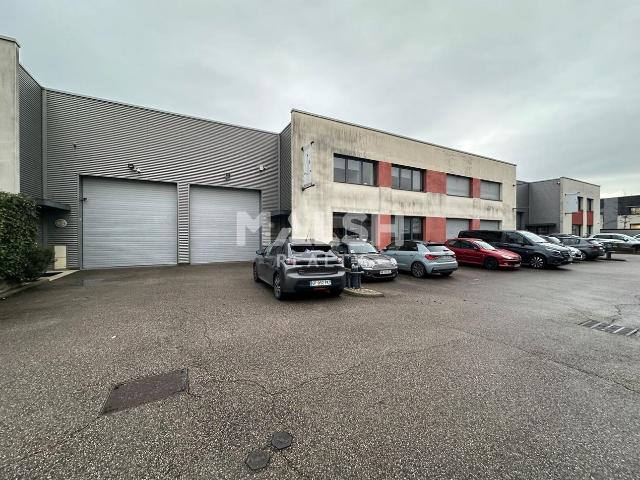 Local mixte bureaux activités à vendre Décines Charpieu Proche A46