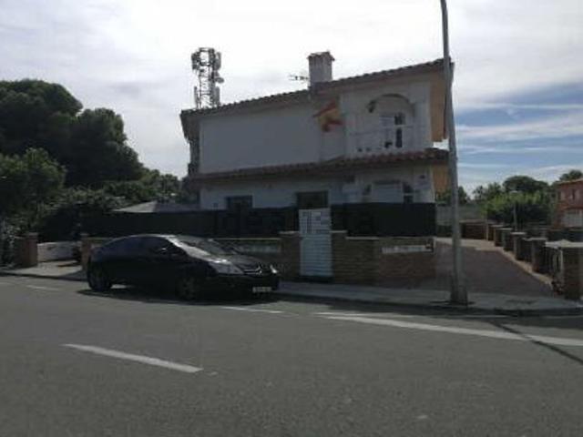 Local, Mont Roig del Camp