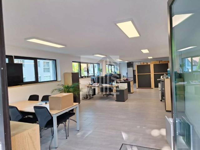 Local moderne de 70 m² avec cuisine équipée et parking