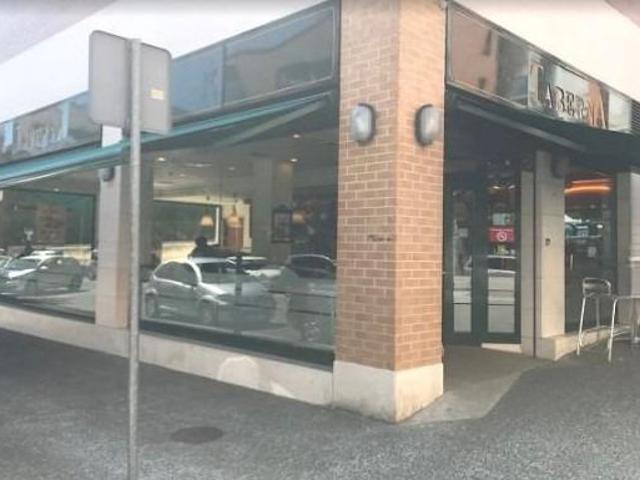 Local panadería en venta en esquina, con inquilino