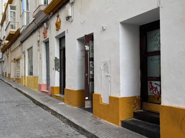 LOCAL PARA REFORMAR EN EL CENTRO DE SAN FERNANDO SE ADMITE PERMUTA