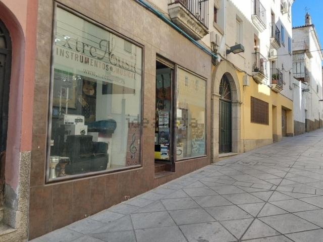 Local, Plasencia