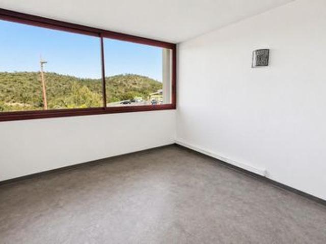 Local pro 13 m² indépendant dans complexe de 124m²