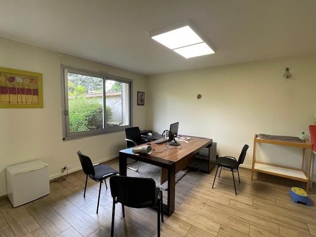 LOCAL PROFESSIONNEL OU BUREAUX PROCHE ADAMVILLE CENTRE ET MAIRIE
