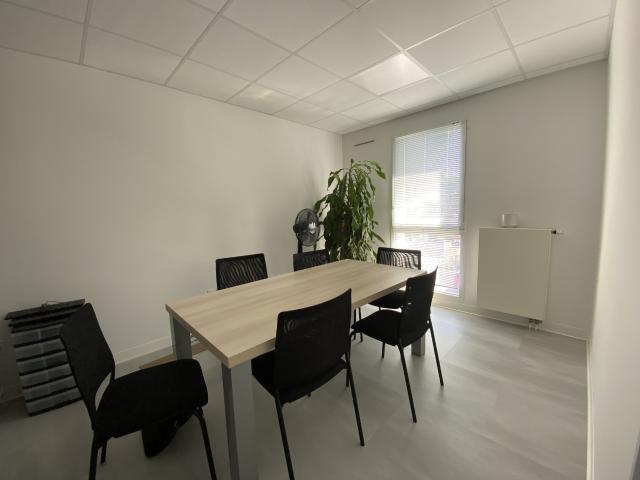 Local professionnel ou commercial / 80 m2 / deux places de parking extérieures / Ascenseur