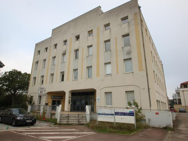 Local professionnel de 121 m2 clé en main idéal cabinet médical ou bureaux, avec ascenseur et 3 parkings