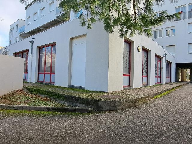LOCAL PROFESSIONNEL / COMMERCIAL À VENDRE CENTRE DE SAINT PRIEST