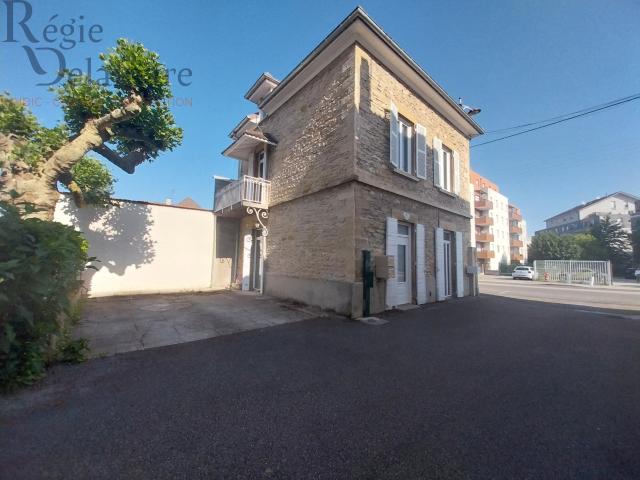 Local professionnel de caractère 114 m2 sur trois niveaux Forte visibilité