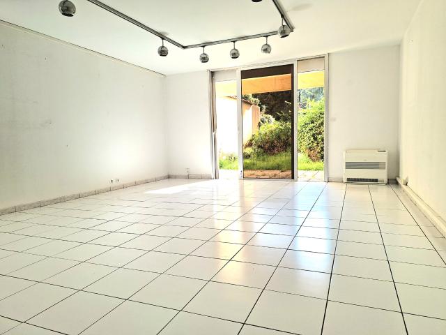 Local professionnel de 139m2 + Cave 35m2 et parking collectif