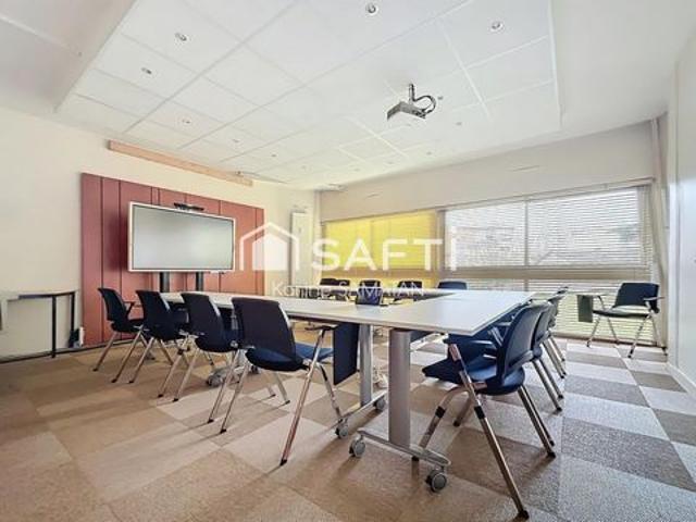 Local professionnel de 450 m2 avec parking à Toulouse