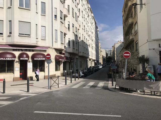 LOCAL PROFESSIONNEL IDEALEMENT SITUE SECTEUR CATALANS