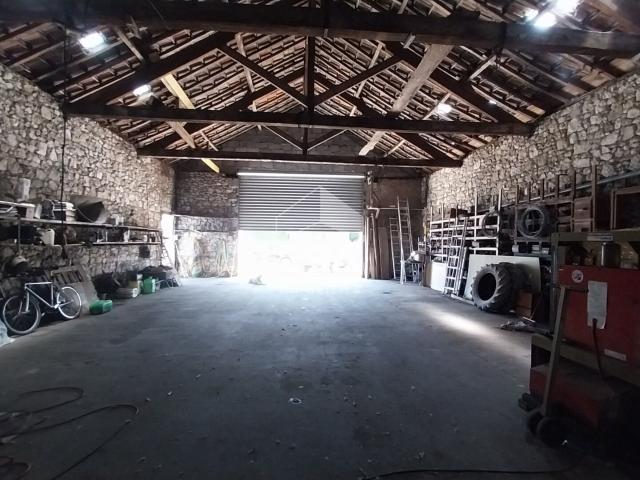 Local professionnel rare en centre?ville, grand volume et ac. 283m² Pineuilh