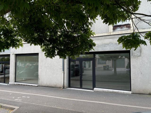 Local professionnel 180 m2 avec vitrines