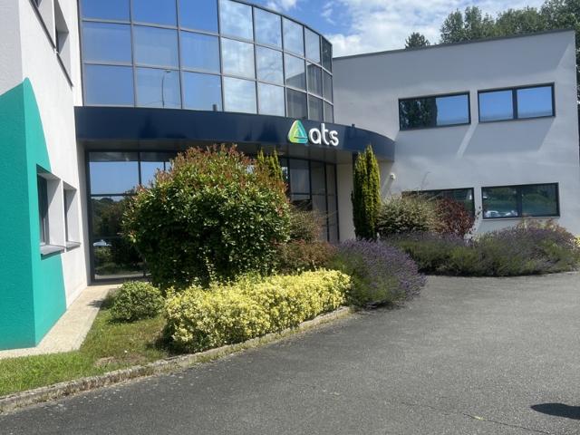 LOCAL PROFESSIONNEL 1200M2 AVEC 8000 M2 DE TERRAIN