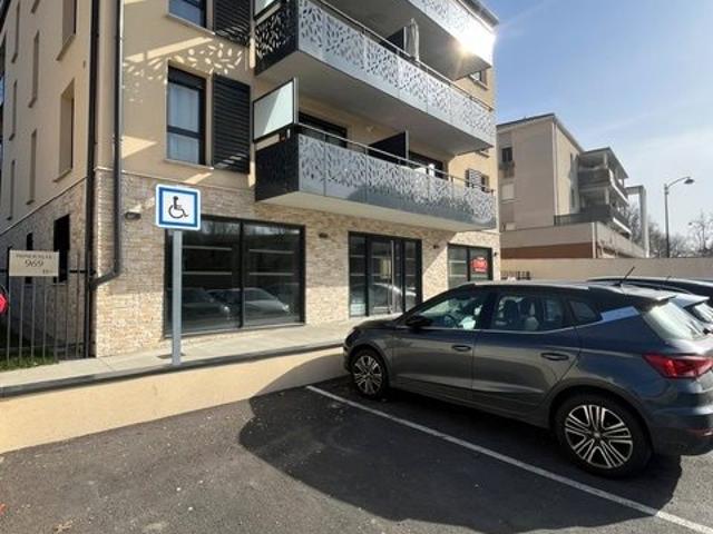 Local Professionnel 130m2 Centre Ville Jassans + 2 Stationne. 129m² Jassans Riottier